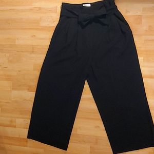 Black high-waisted pleated size 10 Babaton dress pants with belt